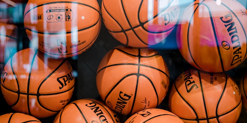 世界杯伤病情况报道 - 一名队医正在为球员检查腿部